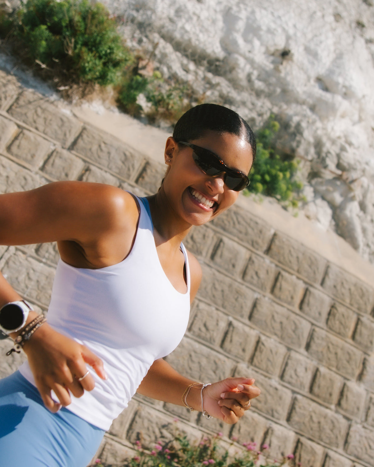 The SONNY sunglasses in Tortoise, lifestyle model smiling whilst running