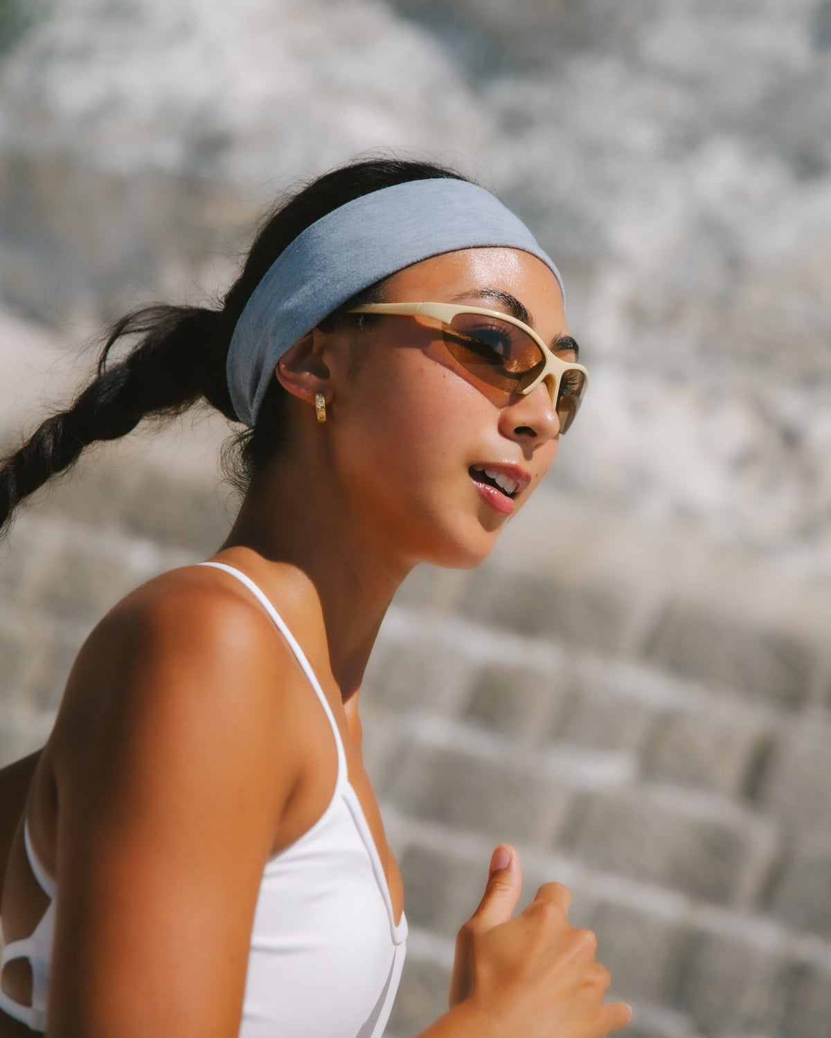 The SONNY sunglasses in Butter, lifestyle model running