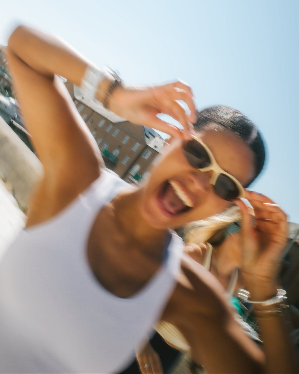 The SONNY sunglasses in Butter, lifestyle model happy