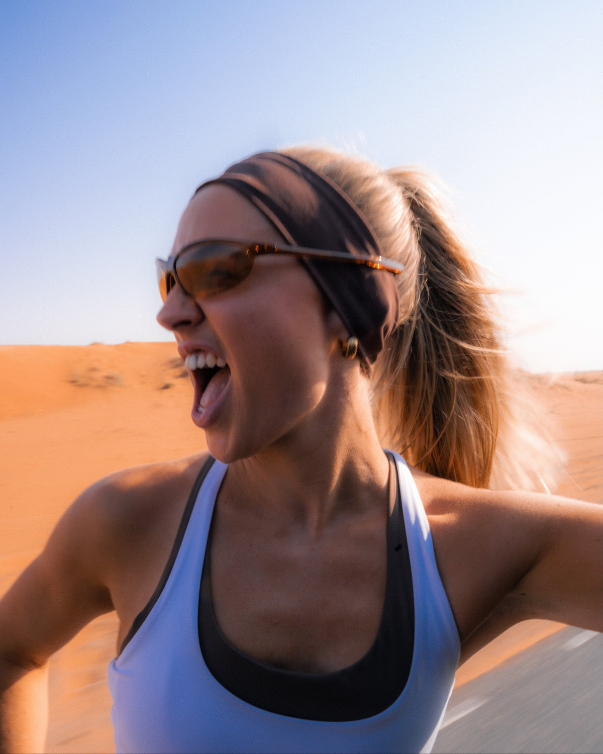 The SONNY sunglasses in Tan, lifestyle model smiling